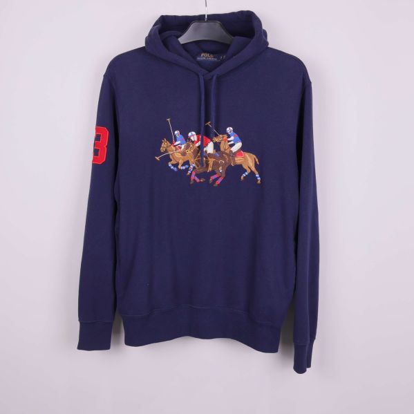 Marinblå hoodie med polospel-broderi fram och nummer på ärmen