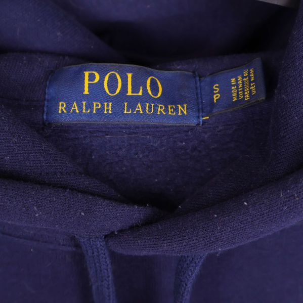 Närbild på Polo Ralph Lauren-märket i huvans nacke