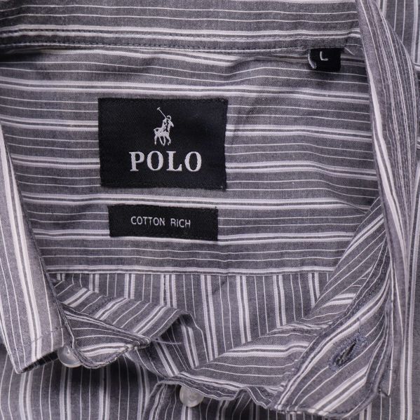 Närbild på POLO-logga och etikett i skjortan