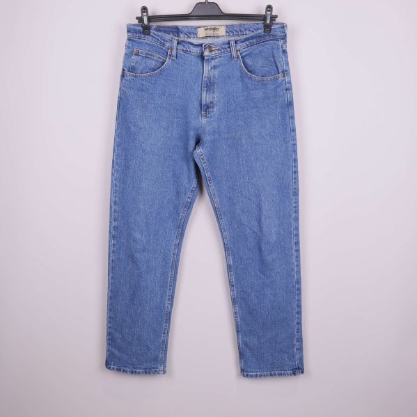 Jeans i klassisk rak modell framifrån på galge