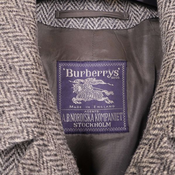 Närbild på Burberrys originaletikett på insidan av rock