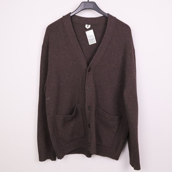 Stickad brun cardigan med v-ringning på galge