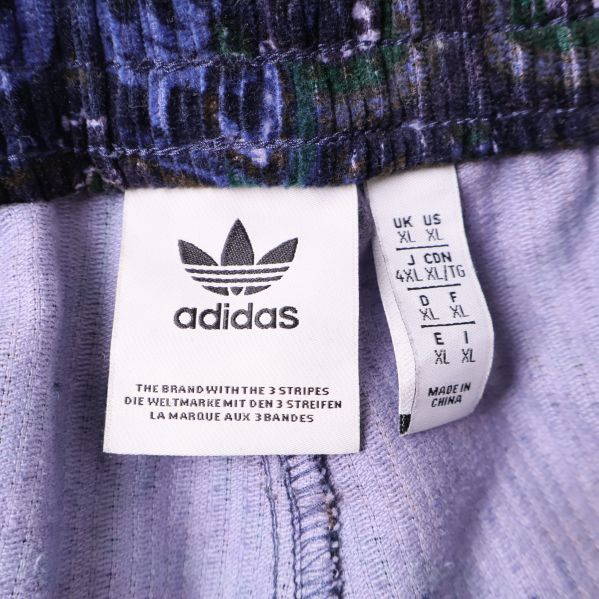 Adidas etikett syns på insidan av byxlinningen