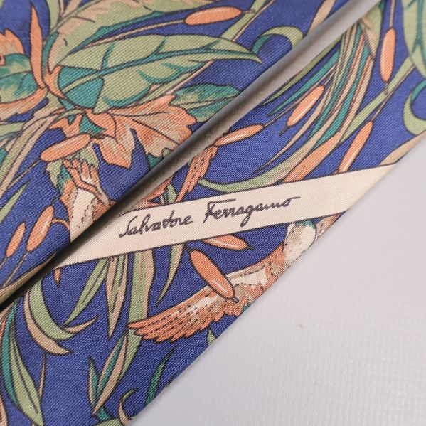 Närbild på slips med Salvatore Ferragamo-text