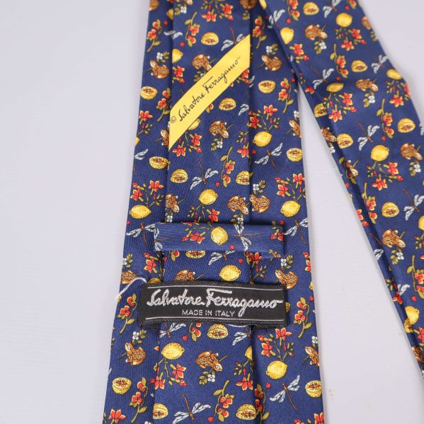 Närbild på märkning Salvatore Ferragamo och etikett på slips