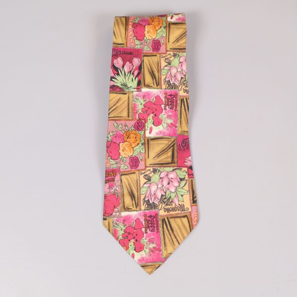 Slips med grafiskt blommönster i gult och rosa nyanser