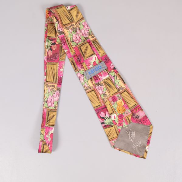 Baksidan av slips med Kenzo Paris-logotyp
