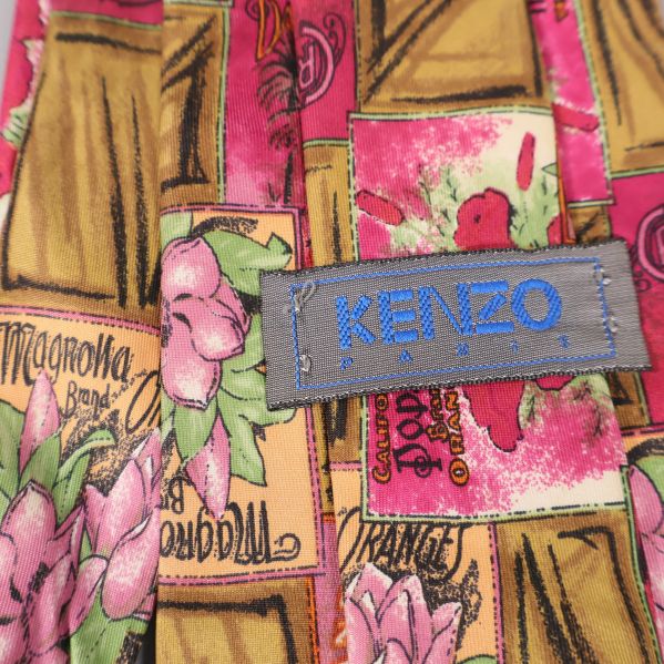 Närbild på Kenzo Paris-etikett på slipsen