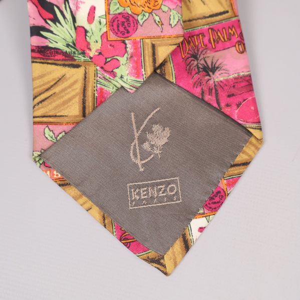 Detalj på spetsen av slips med Kenzo-initialer