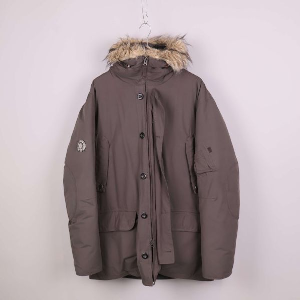 Brun parkas med huva och fuskpäls hängande