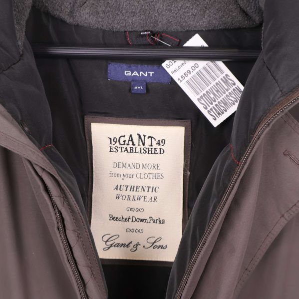 Insida av parkas med Gant-etikett synlig