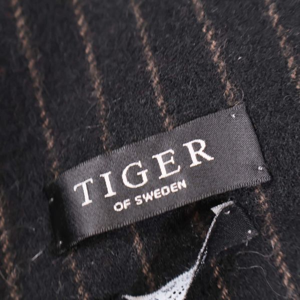 Tiger of Sweden-logotyp på svart randig halsduk