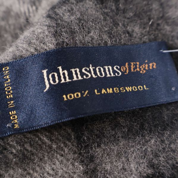 Johnstons of Elgin etikett med texten 100 procent lammull