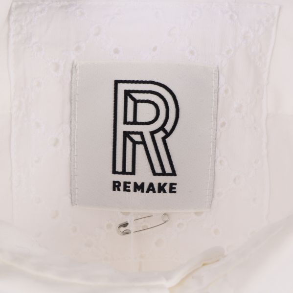Närbild på Remake-märke i blus