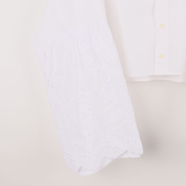 Närbild på ärmdetaljer och broderi