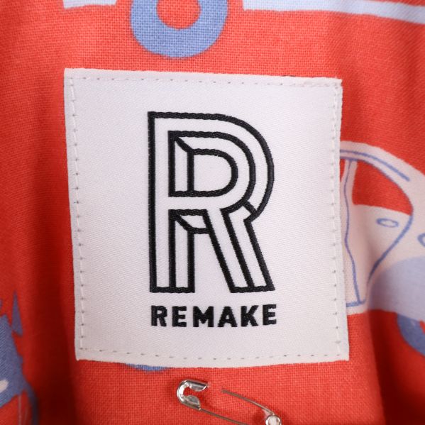 Närbild av Remake-logga på jacka