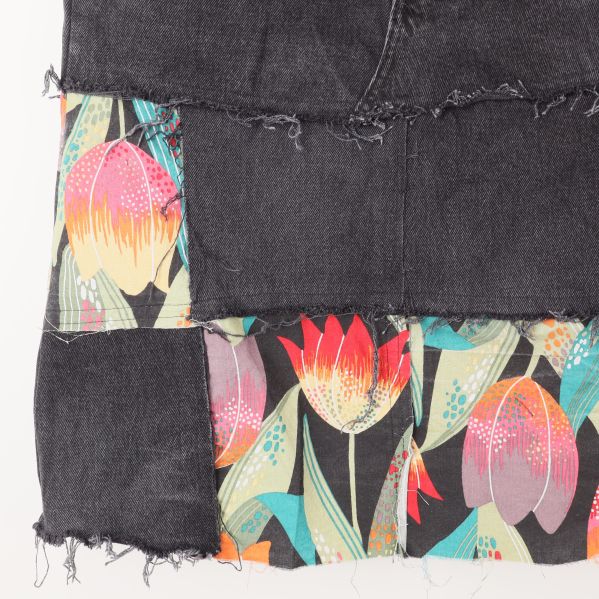 Närbild av blommigt tryck på kjolen