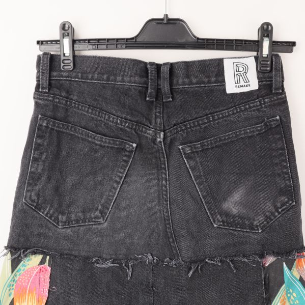 Kjolens bakfickor och etikett med logotyp