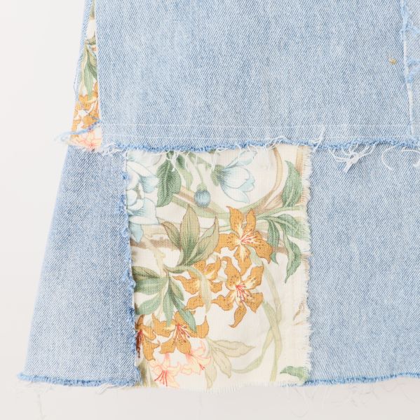 Närbild av blommiga detaljer på kjol