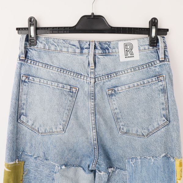 Baksida av jeans med fickor och etikett