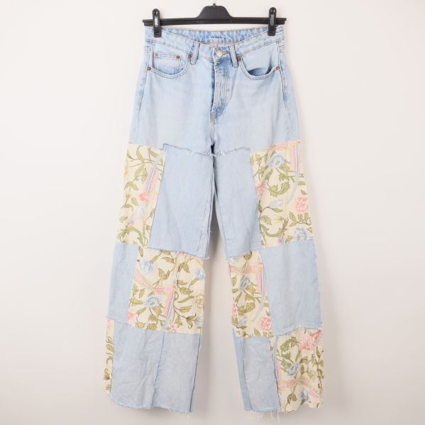 Framsida av patchwork jeans med blommönster