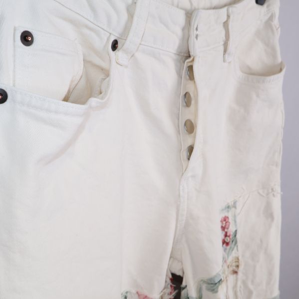 Närbild på knappstängning på shorts