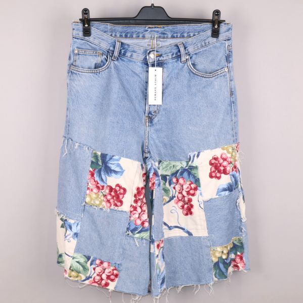 Jeanskjol med blommiga patches fram