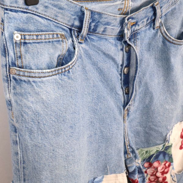 Närbild på jeansknappar och fickor