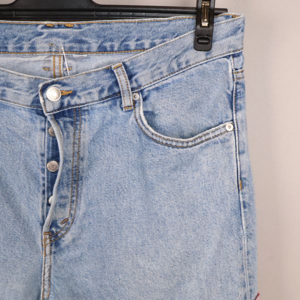 Närbild av jeansdetaljer och fickor