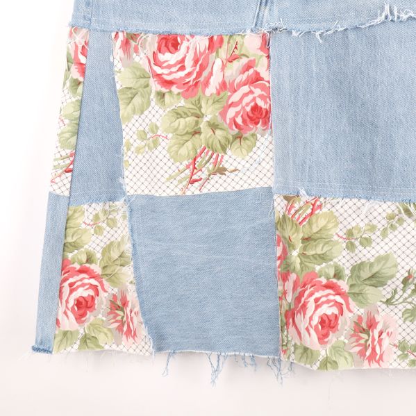 Närbild av blommigt mönster på kjolen