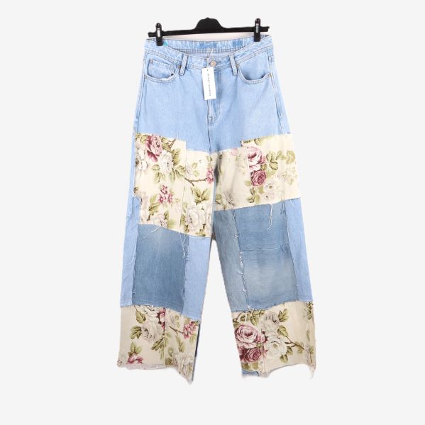 Framsida av jeans med blommig patchwork