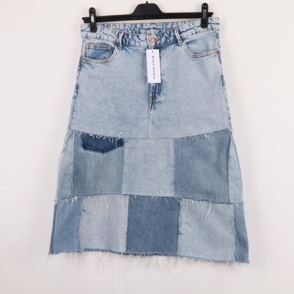 Framsida av jeanskjol med patchwork-design