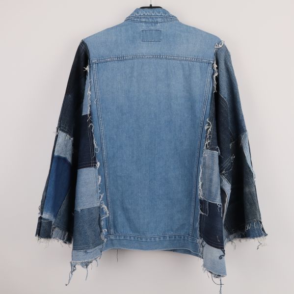 Jeansjacka med patchworkärmar bakifrån