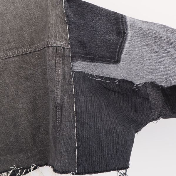 Närbild på denimjackans ärm med patchar