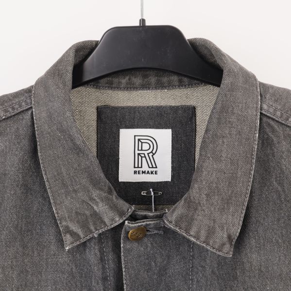 Märket Remake på insidan av denimjackan