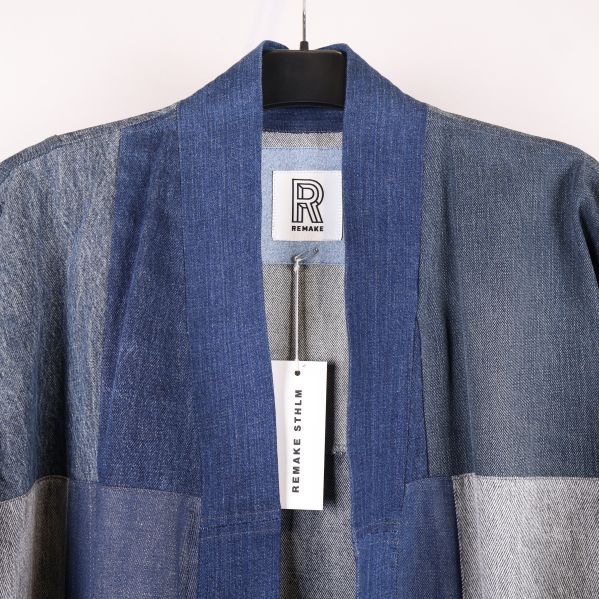 Detalj av denimtyg och etikett på jacka