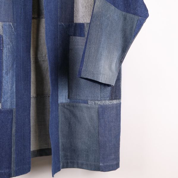 Närbild av jackans ärm och patchwork mönster