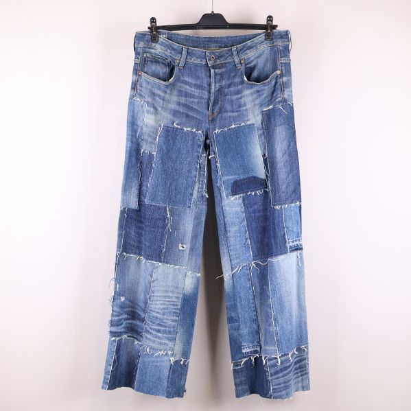 Framsida av patch jeans