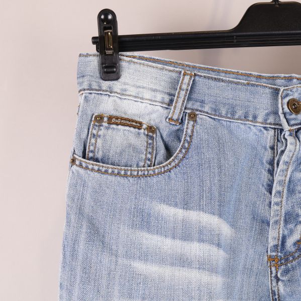 Fickdetalj på jeanskjolens framsida
