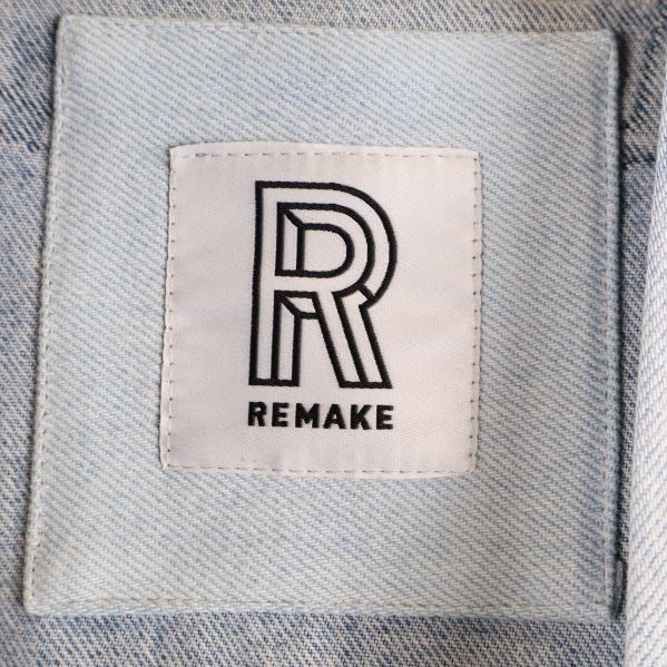 Remake logo på ljust denimmaterial