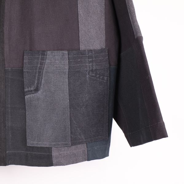 Närbild på kavajficka i denimtyg