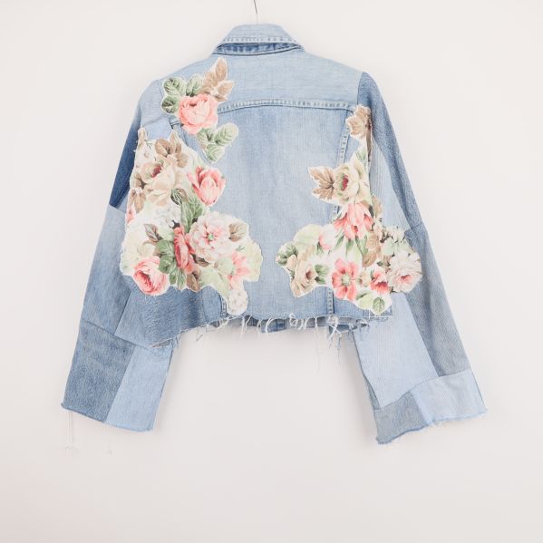 Baksida av denimjacka med patchade blommor