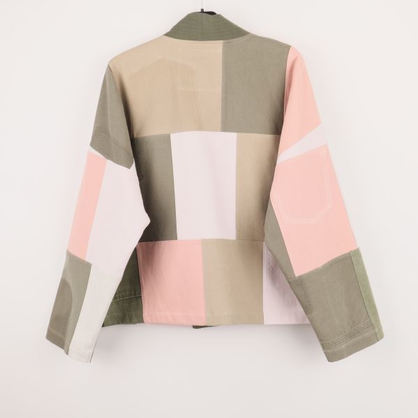 Baksida av patchwork jacka i olika färger