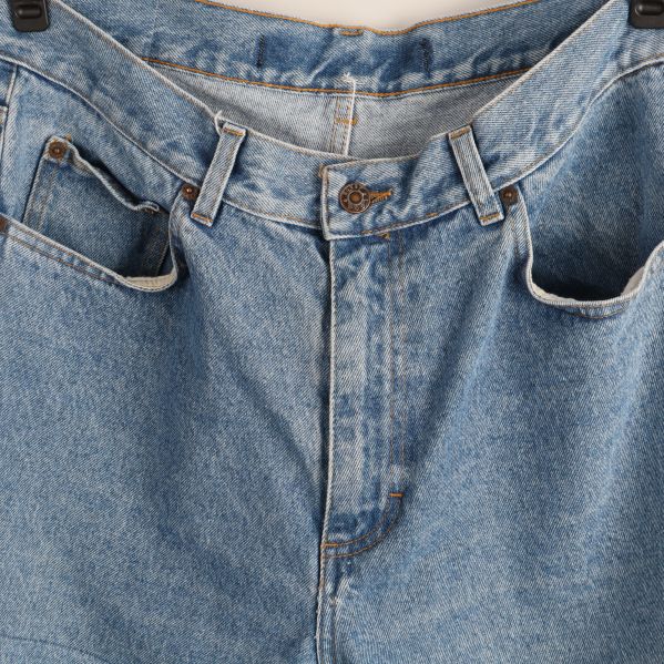 Närbild på jeansens midja och fickor