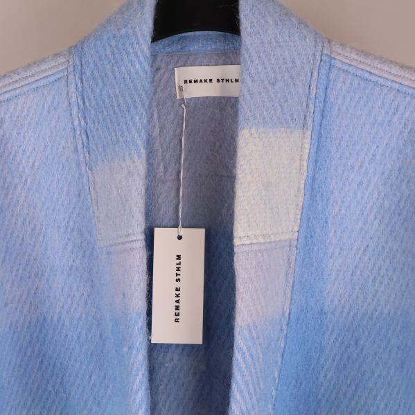 Detaljbild på krage och etikett i kimono
