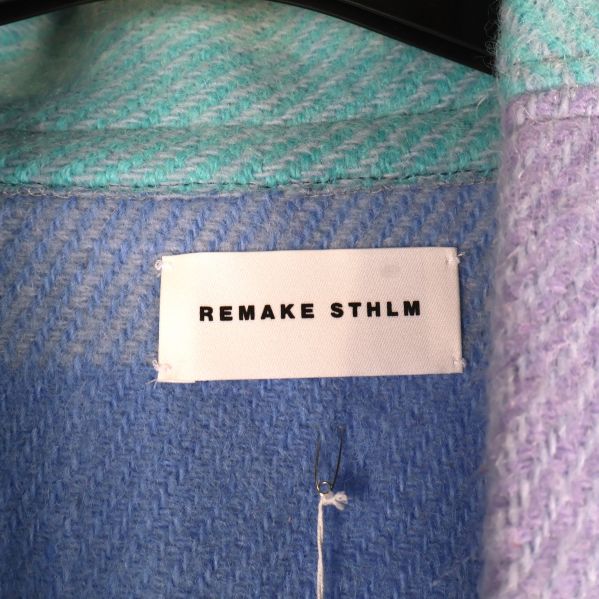 Närbild på Remake STHLM-etiketten i jackans krage