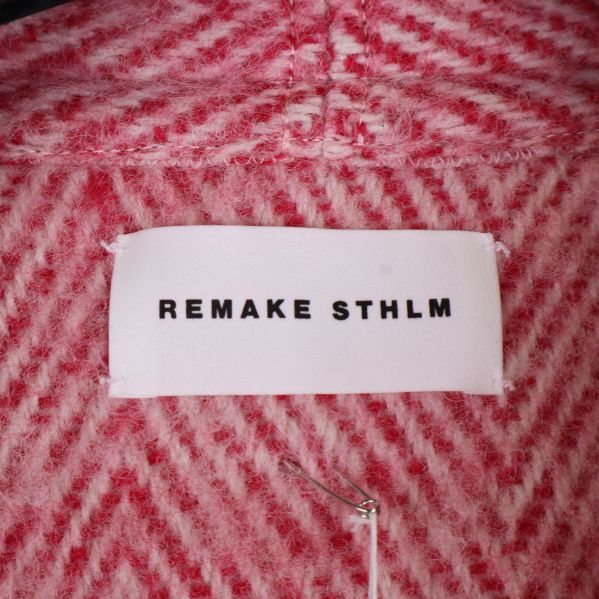 Närbild på varumärkesetikett REMAKE STHLM i nacken