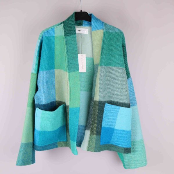 Filtjacka i blått och grönt rutmönster sedd framifrån