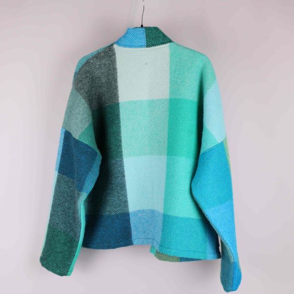 Filtjacka sedd bakifrån i blågröna toner