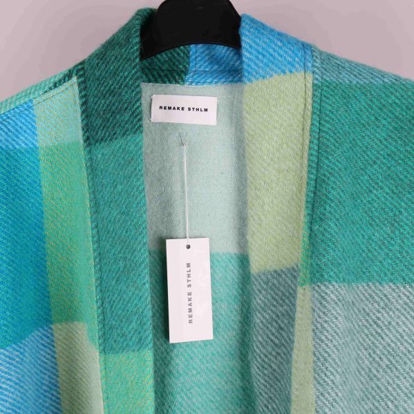 Närbild på filtjackans krage och etikett